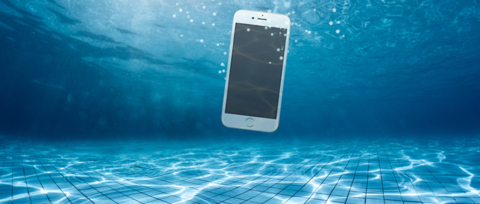 إنقاذ هاتف سقط في الماء